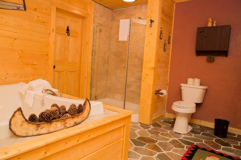 Cub Creek Lodge - Three Bedroom Cabin image