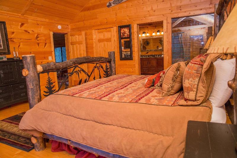 Cub Creek Lodge - Three Bedroom Cabin image