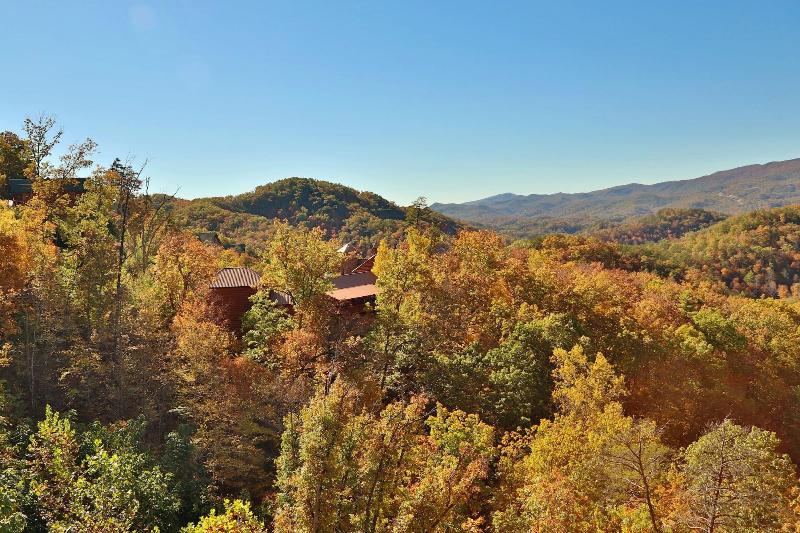 Family Valley Lodge - Six Bedroom Cabin image