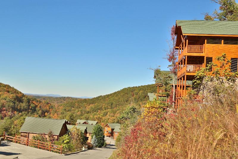 Family Valley Lodge - Six Bedroom Cabin image