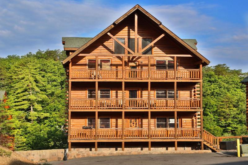 Family Valley Lodge - Six Bedroom Cabin image