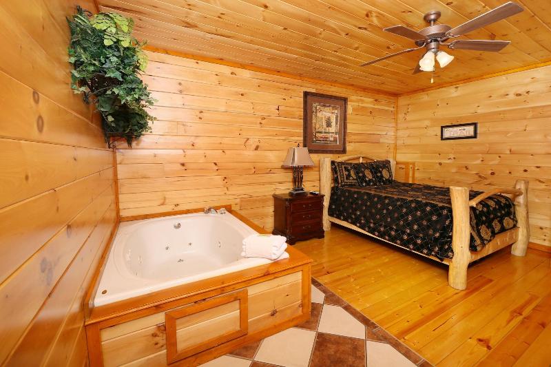 Family Valley Lodge - Six Bedroom Cabin image