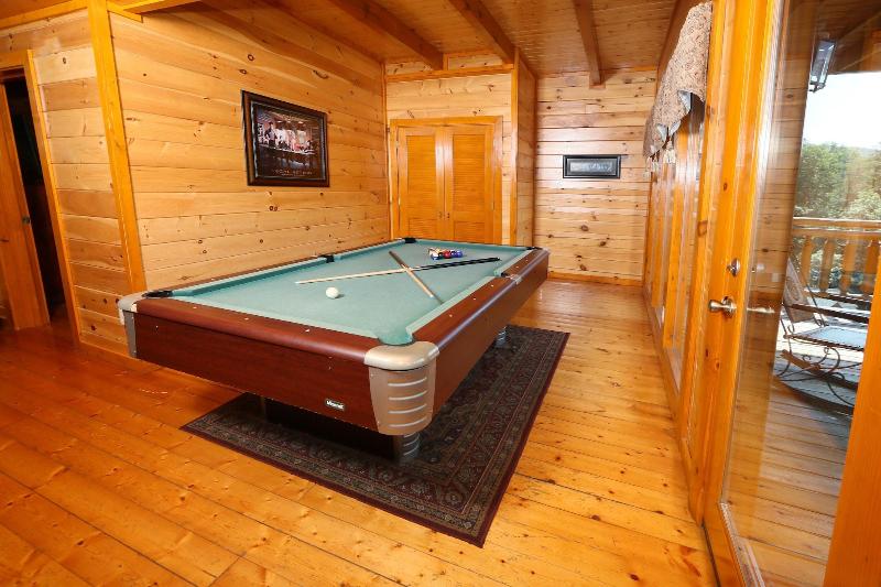 Family Valley Lodge - Six Bedroom Cabin image