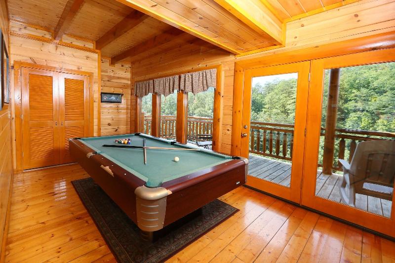 Family Valley Lodge - Six Bedroom Cabin image