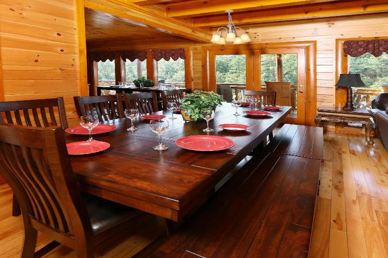 Family Valley Lodge - Six Bedroom Cabin image