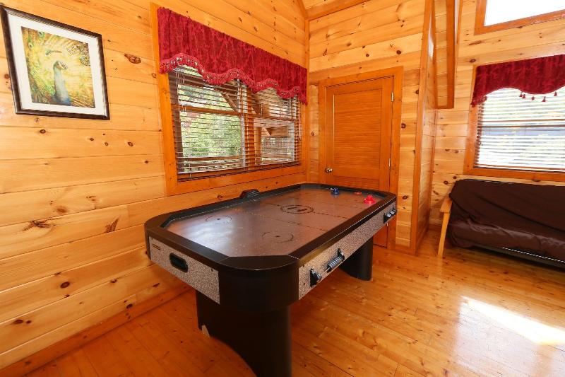 Family Valley Lodge - Six Bedroom Cabin image