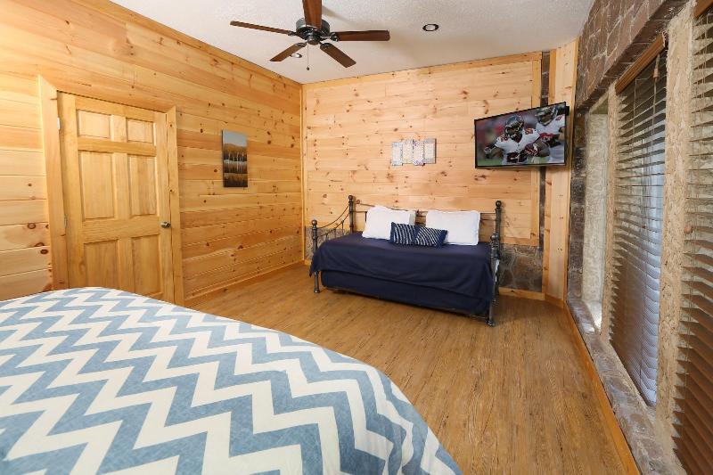 Family Valley Lodge - Six Bedroom Cabin image