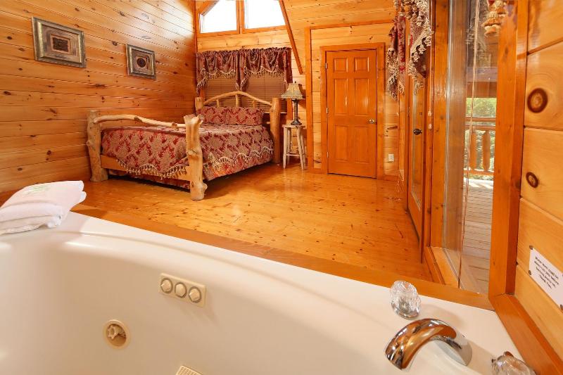 Family Valley Lodge - Six Bedroom Cabin image