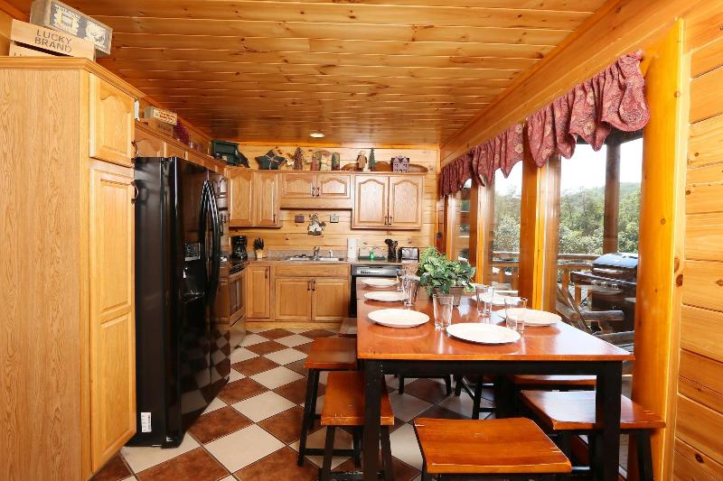 Family Valley Lodge - Six Bedroom Cabin image