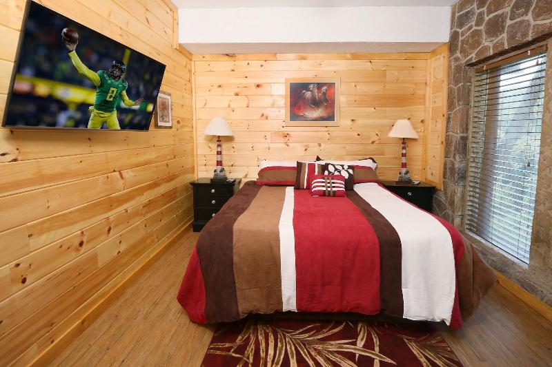 Family Valley Lodge - Six Bedroom Cabin image
