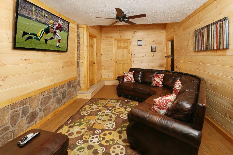 Family Valley Lodge - Six Bedroom Cabin image
