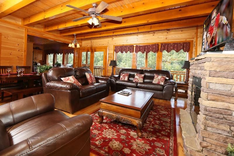 Family Valley Lodge - Six Bedroom Cabin image