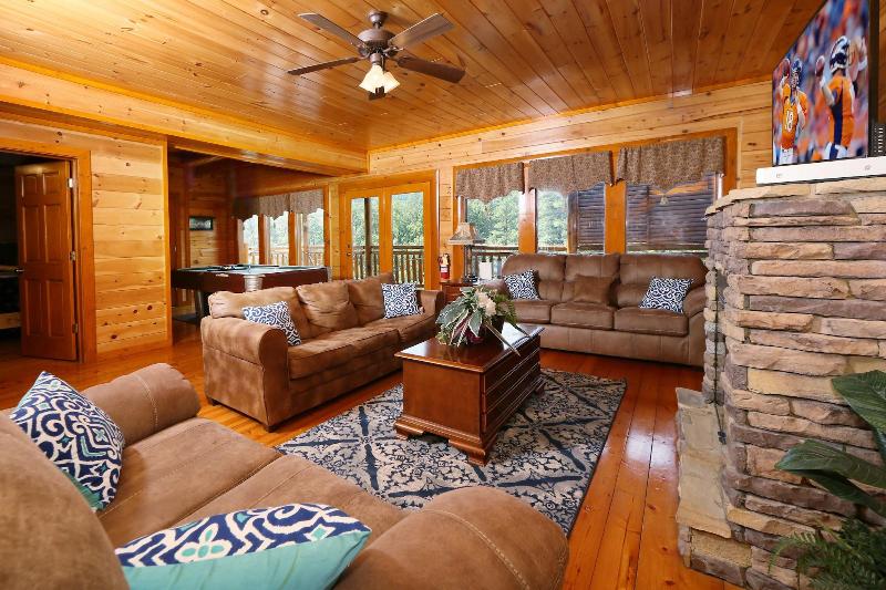 Family Valley Lodge - Six Bedroom Cabin image