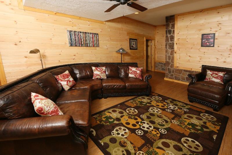 Family Valley Lodge - Six Bedroom Cabin image