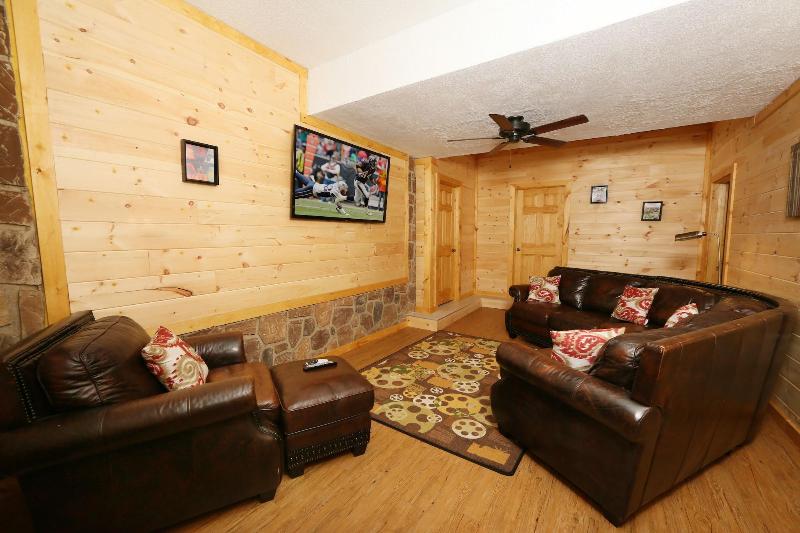 Family Valley Lodge - Six Bedroom Cabin image