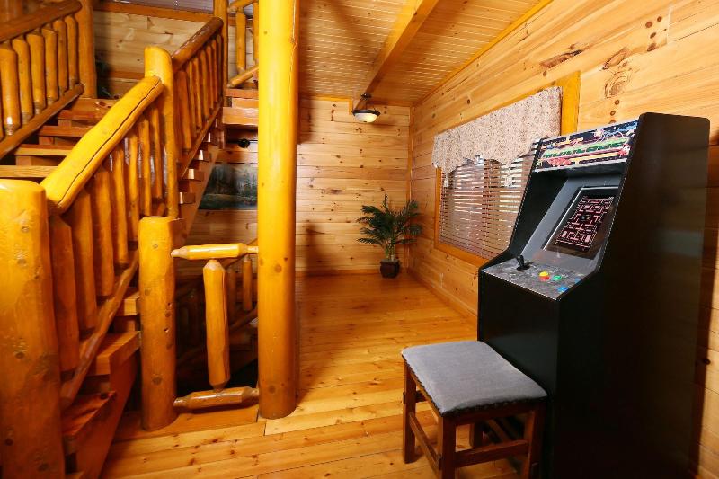 Family Valley Lodge - Six Bedroom Cabin image