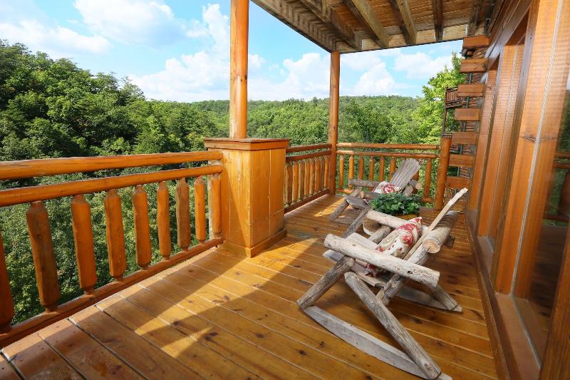 Family Valley Lodge - Six Bedroom Cabin image