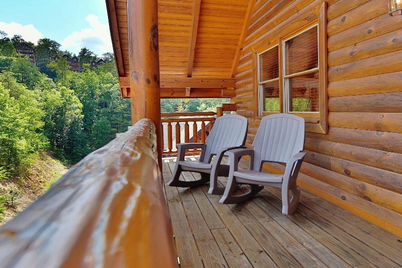 Family Valley Lodge - Six Bedroom Cabin image