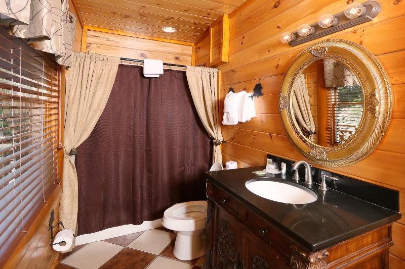 Family Valley Lodge - Six Bedroom Cabin image