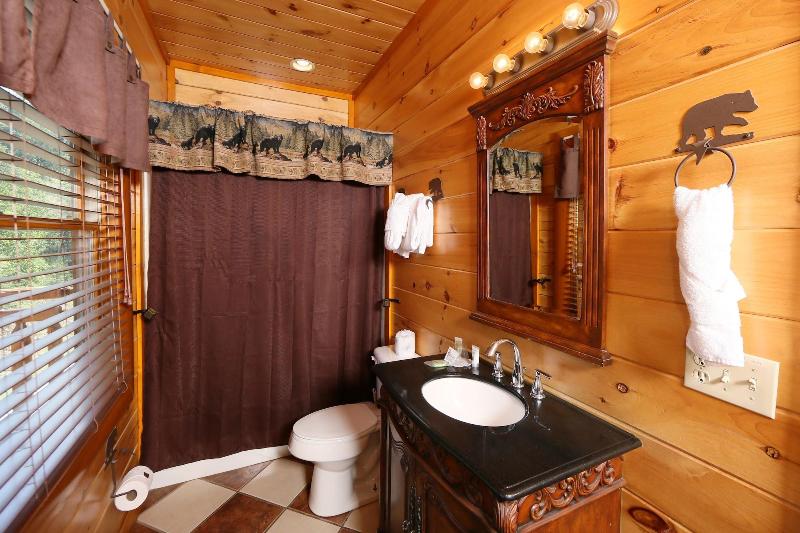 Family Valley Lodge - Six Bedroom Cabin image