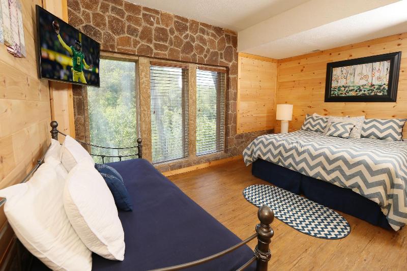 Family Valley Lodge - Six Bedroom Cabin image