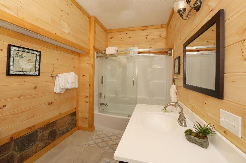 Family Valley Lodge - Six Bedroom Cabin image