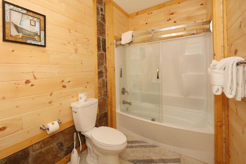 Family Valley Lodge - Six Bedroom Cabin image