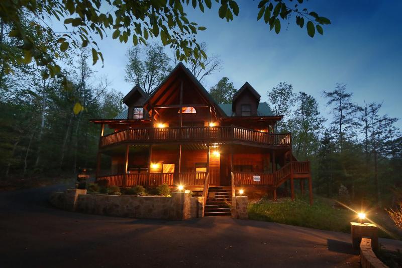 Smoky Mountain Getaway - Five Bedroom Cabin image