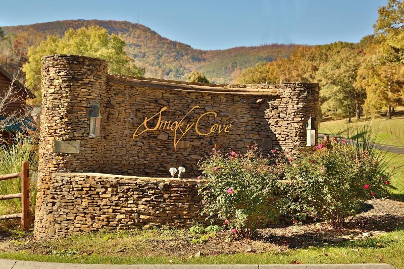 Smoky Mountain Getaway - Five Bedroom Cabin image