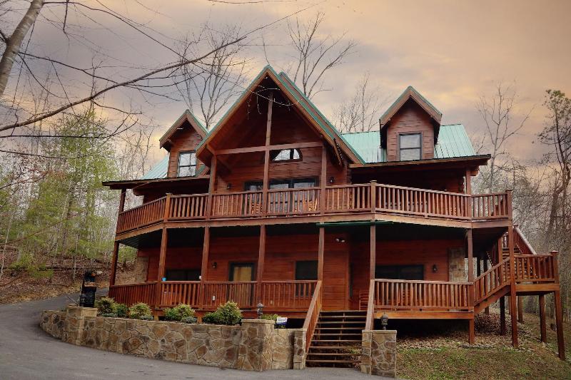 Smoky Mountain Getaway - Five Bedroom Cabin image