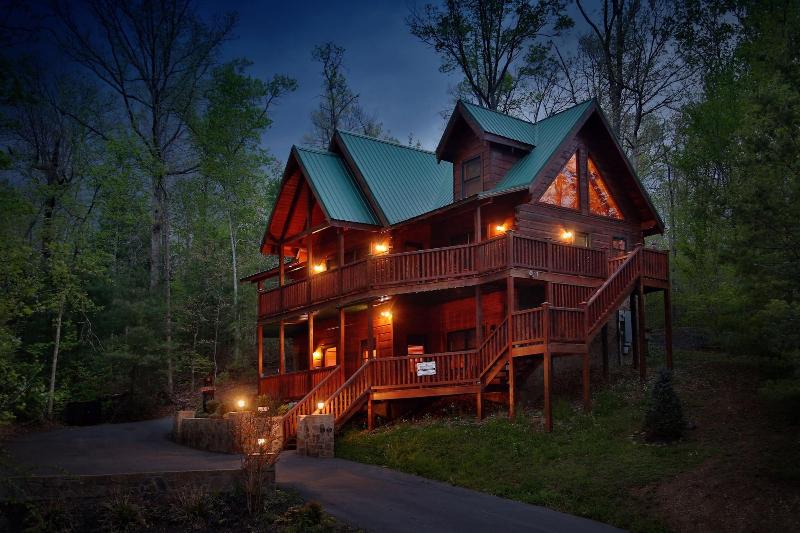 Smoky Mountain Getaway - Five Bedroom Cabin image