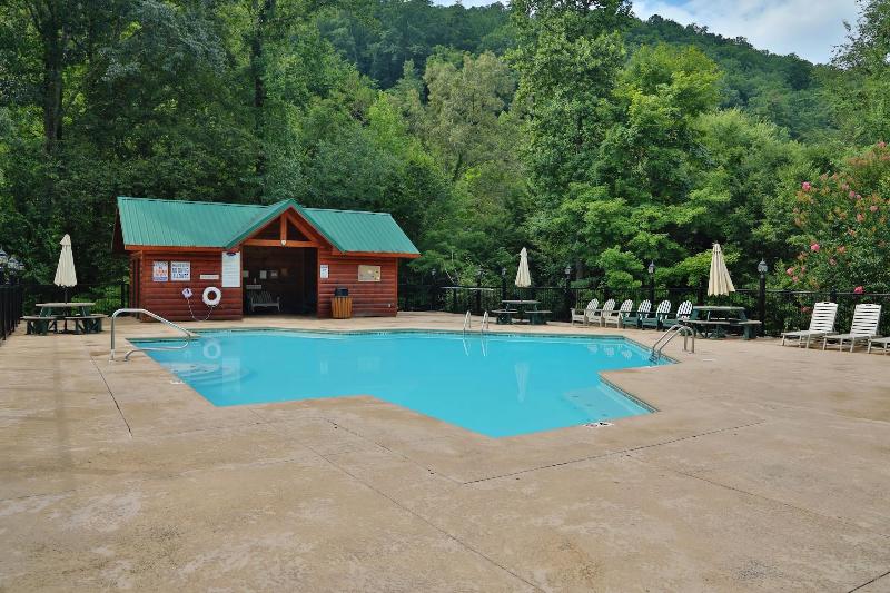 Smoky Mountain Getaway - Five Bedroom Cabin image