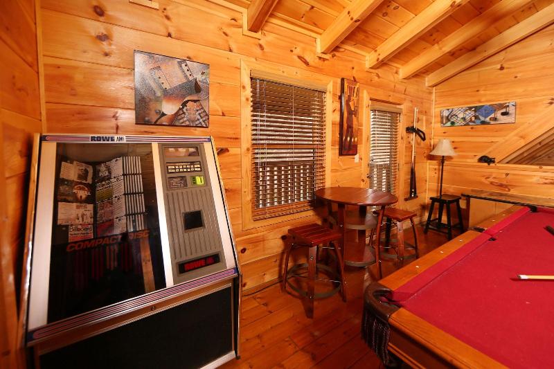 Smoky Mountain Getaway - Five Bedroom Cabin image