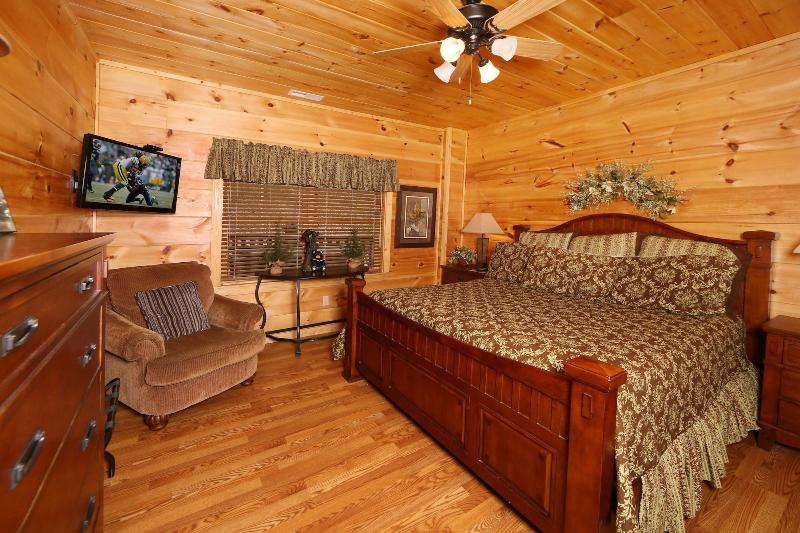 Smoky Mountain Getaway - Five Bedroom Cabin image