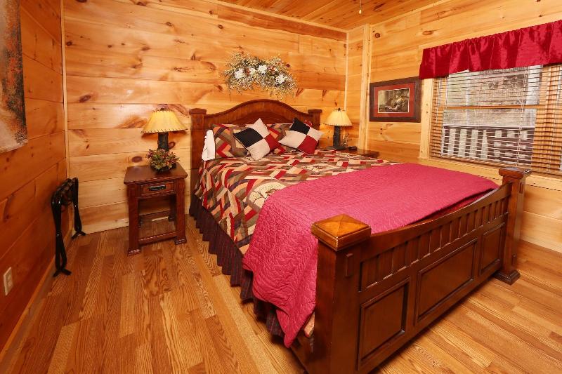 Smoky Mountain Getaway - Five Bedroom Cabin image