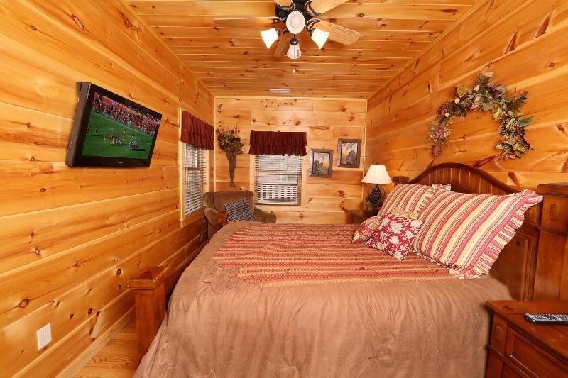 Smoky Mountain Getaway - Five Bedroom Cabin image