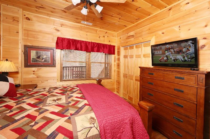 Smoky Mountain Getaway - Five Bedroom Cabin image