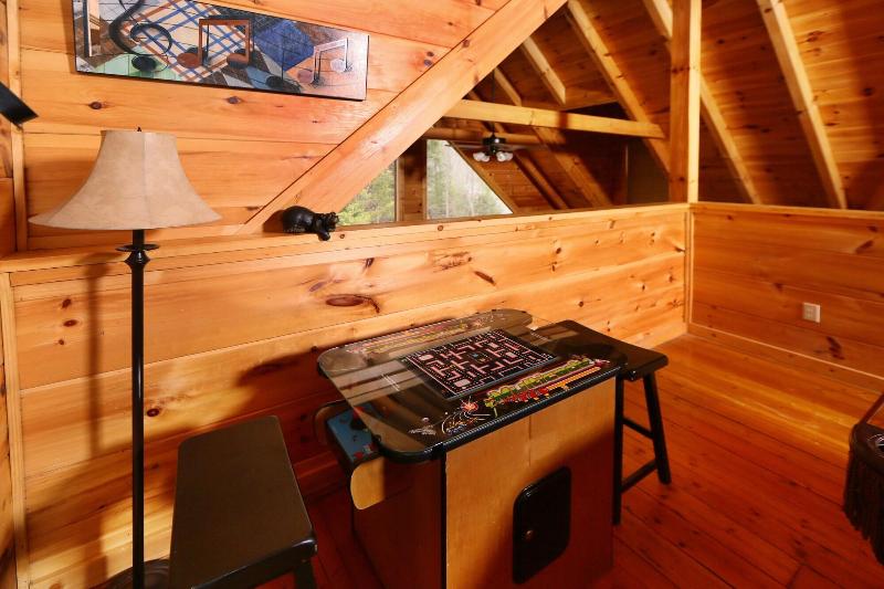 Smoky Mountain Getaway - Five Bedroom Cabin image