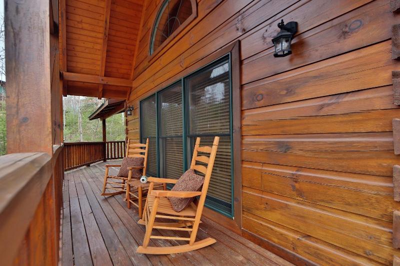 Smoky Mountain Getaway - Five Bedroom Cabin image
