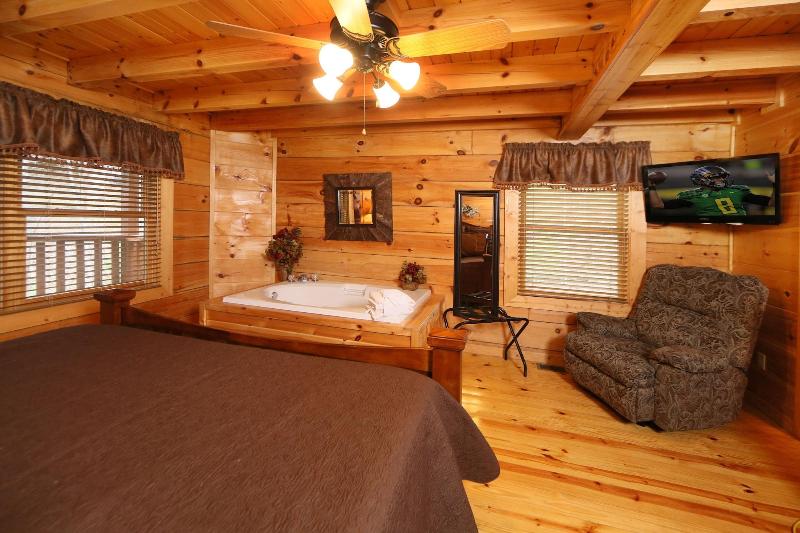 Smoky Mountain Getaway - Five Bedroom Cabin image