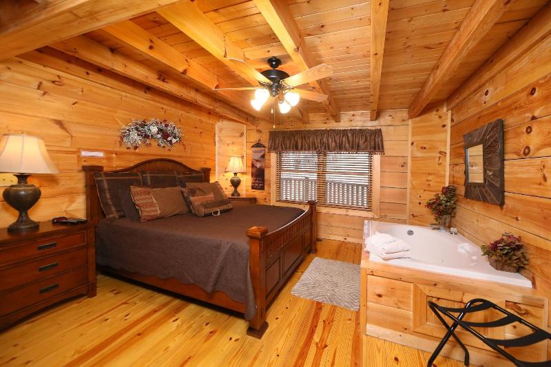 Smoky Mountain Getaway - Five Bedroom Cabin image