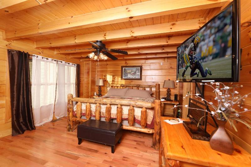 Amazing Grace - Two Bedroom Cabin image 8
