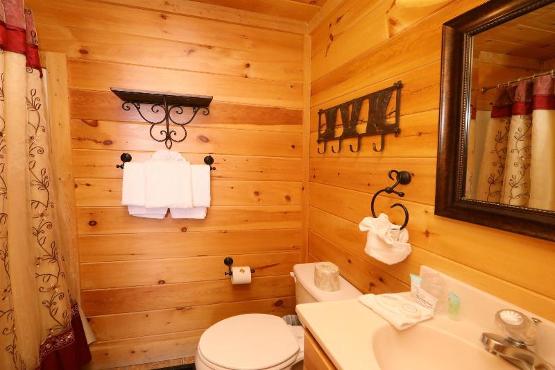Amazing Grace - Two Bedroom Cabin image 6
