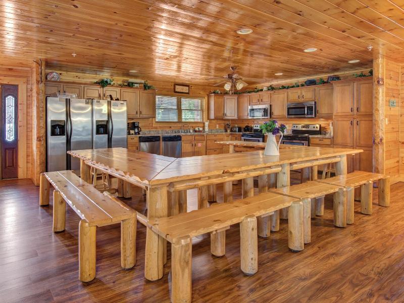 518familytiesspncb - Family Ties Lodge image