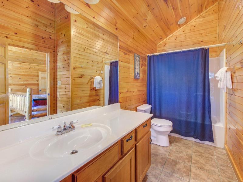 518familytiesspncb - Family Ties Lodge image