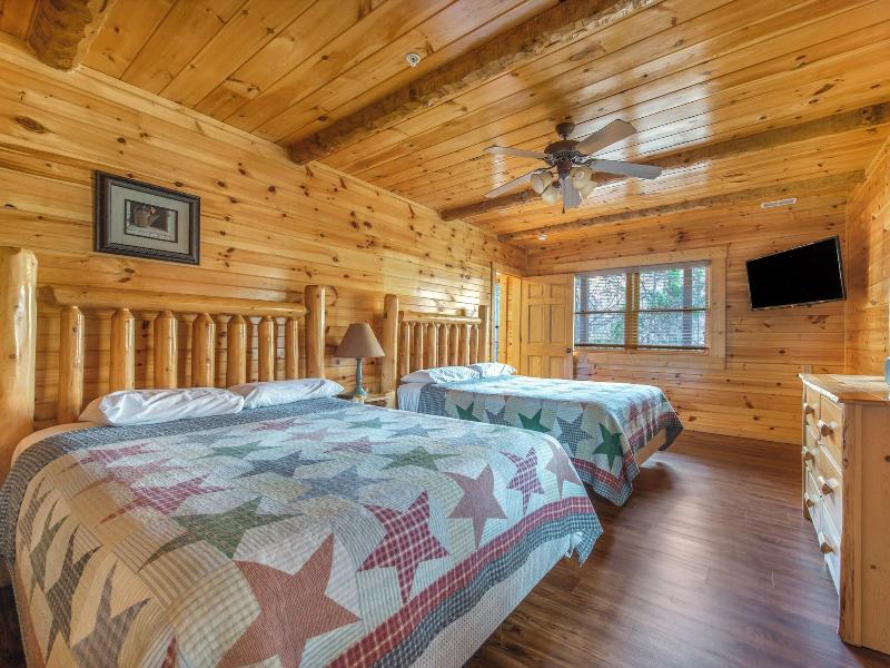 518familytiesspncb - Family Ties Lodge image