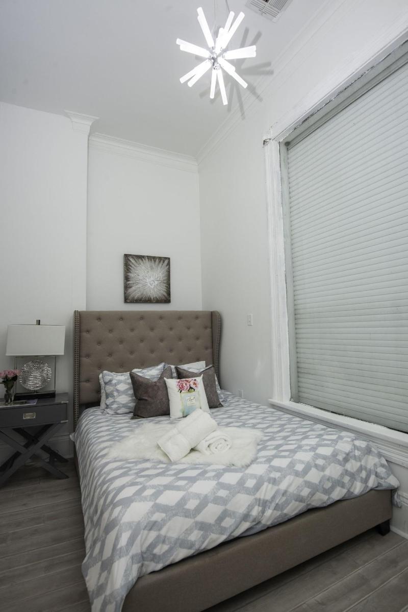 Amazing 7 BR - Next to Frenchman St image
