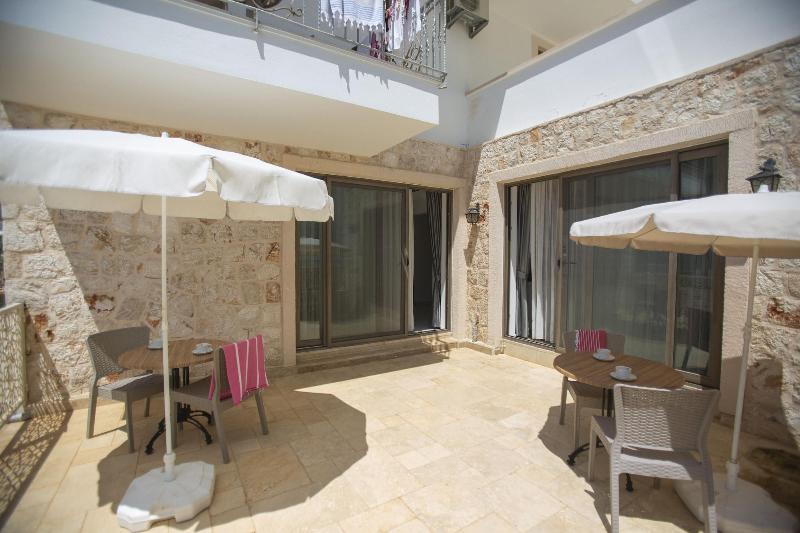 Cedrus Suites image