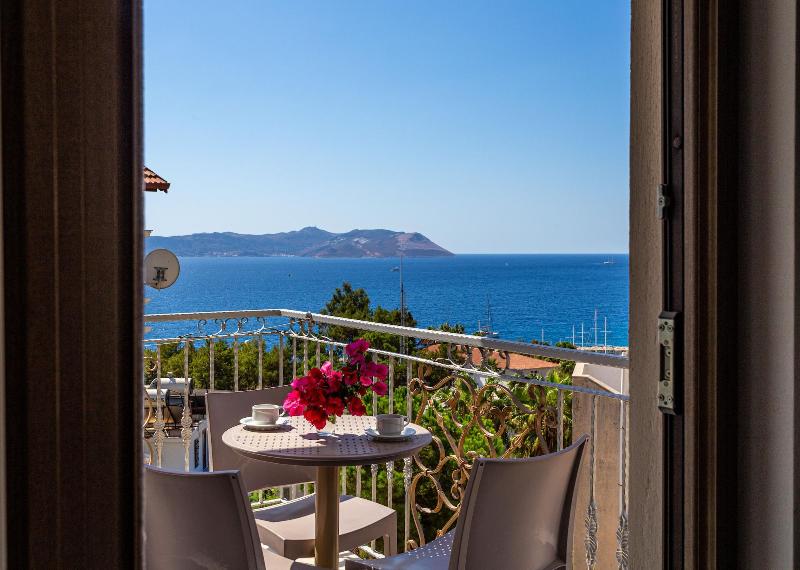 Cedrus Suites image