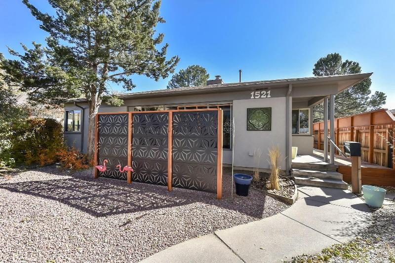 3bdmid-century Modernhot Tub, Grill, Close to DT image